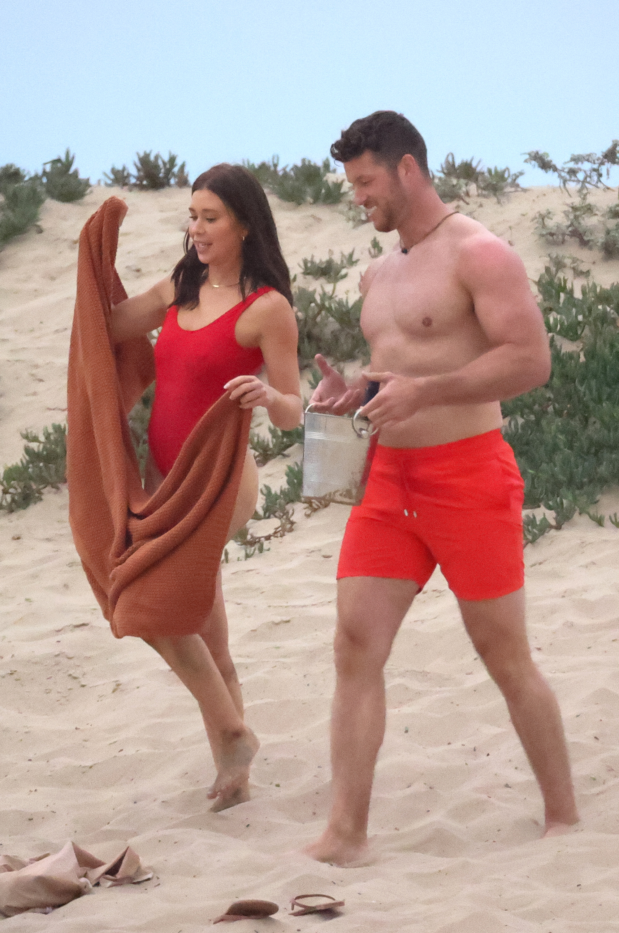 ÖZEL: HOLD - 'Baywatch Bekar'! Hunky Clayton Echard Mayo Kaplı Güzelleri Sahile Götürerken Esmer Kadını Tutkuyla Öpüyor.