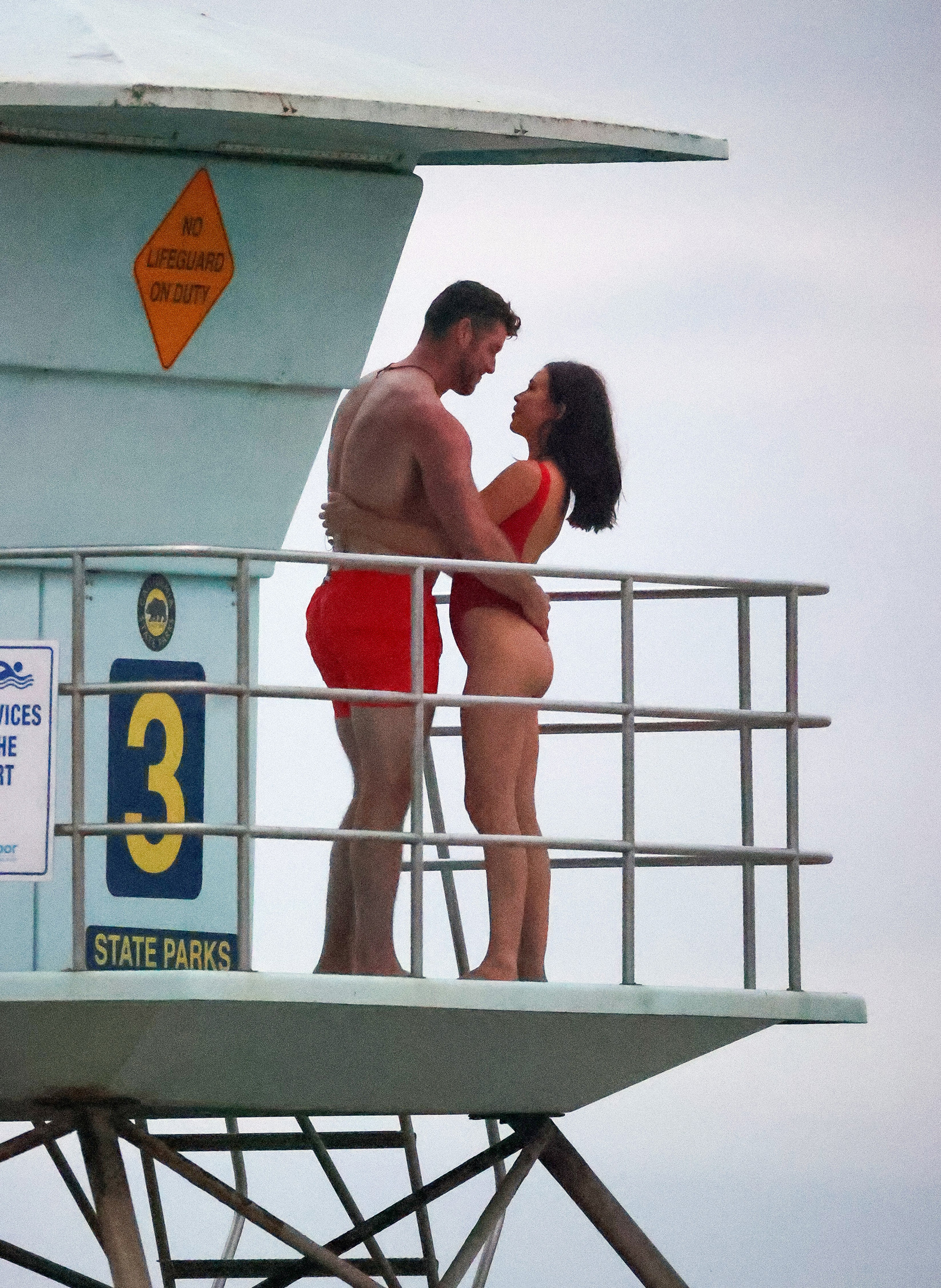 ÖZEL: HOLD - 'Baywatch Bekar'! Hunky Clayton Echard, Mayo Kaplı Güzelleri Sahile Götürerken Esmer Kadını Tutkuyla Öpüyor.