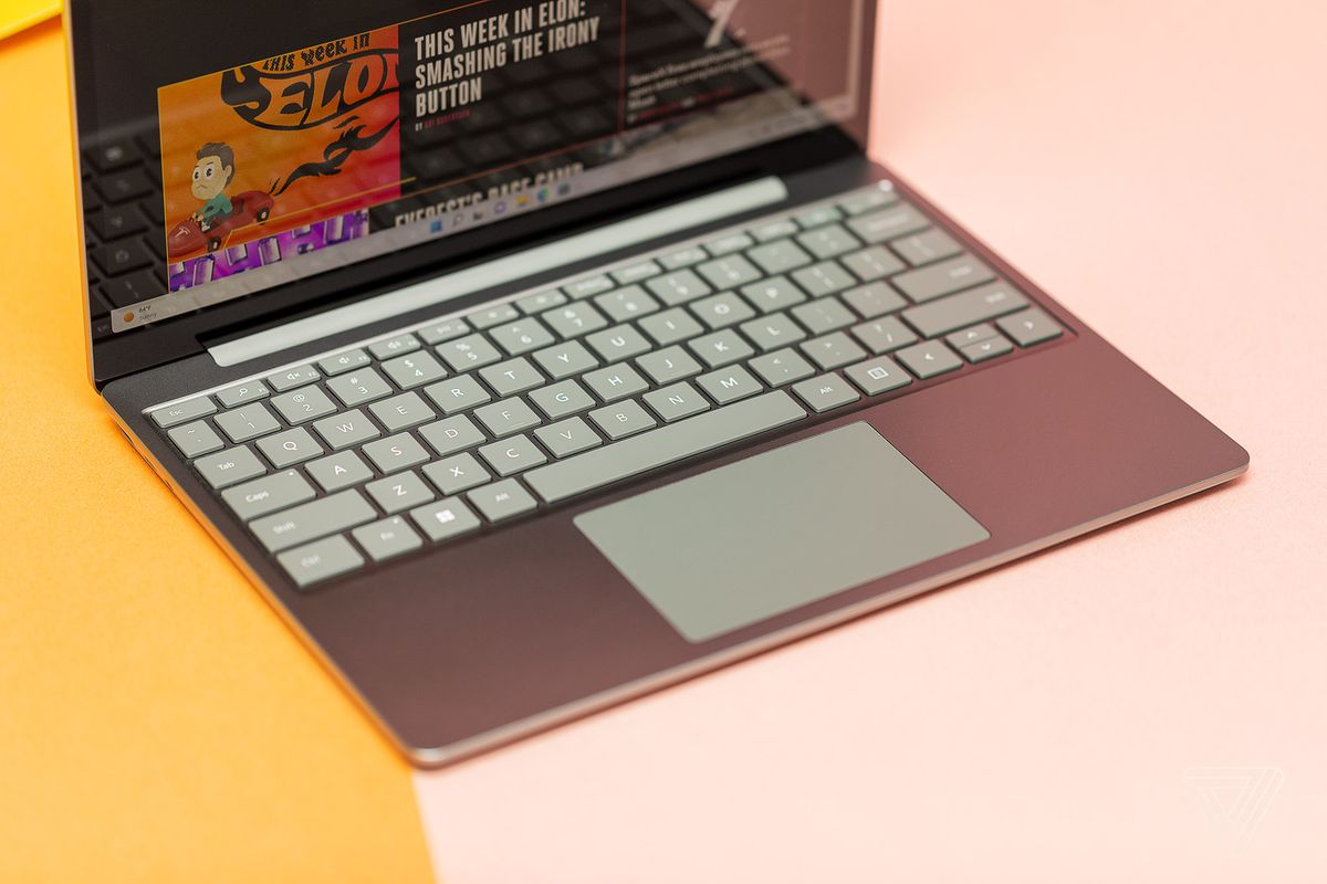 Surface Laptop Go 2'nin klavyesinin ve izleme drtgeninin drtte  grnm.