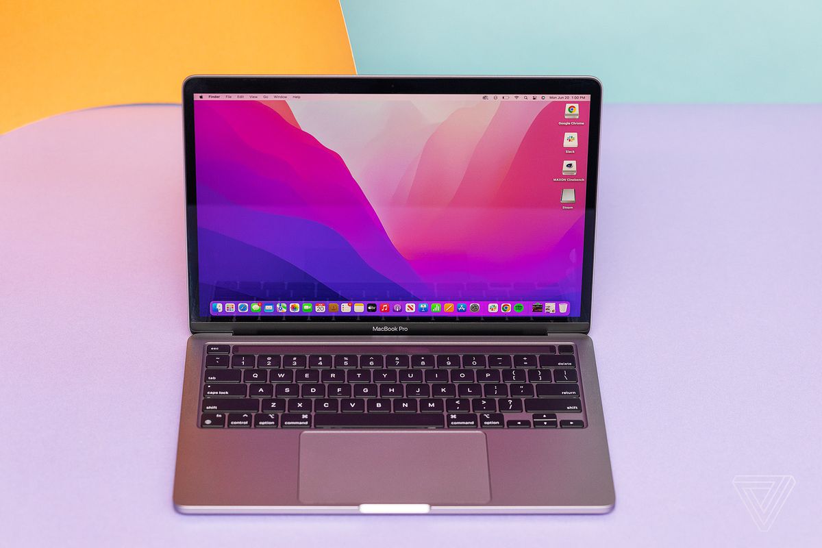 The Apple Lavanta rengi bir arka plan zerinde yukardan grlen MacBook Pro 13 2022.