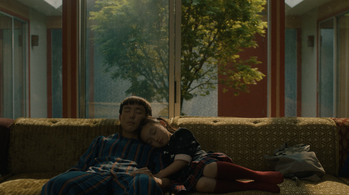 Yang ve Mika, bir gemie dnle birlikte kanepede uyukluyor.