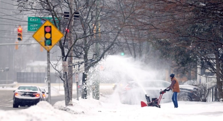Winter storm extends reach in U.S., leaves 100,000 without power