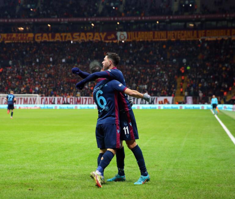 Son Dakika: Galatasaray taraftarı Trabzonspor maçı sonrası isyan bayrağını çekti Çevik kuvvet devreye girdi ve...