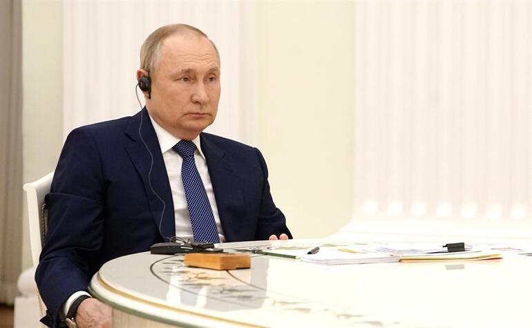 Putin ve Macron Kremlin Sarayında görüştü Görüşmeye uzun masa damgasını vurdu