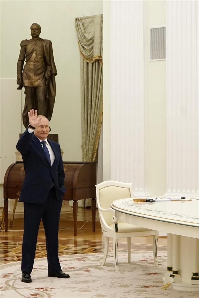Putin ve Macron Kremlin Sarayında görüştü Görüşmeye uzun masa damgasını vurdu