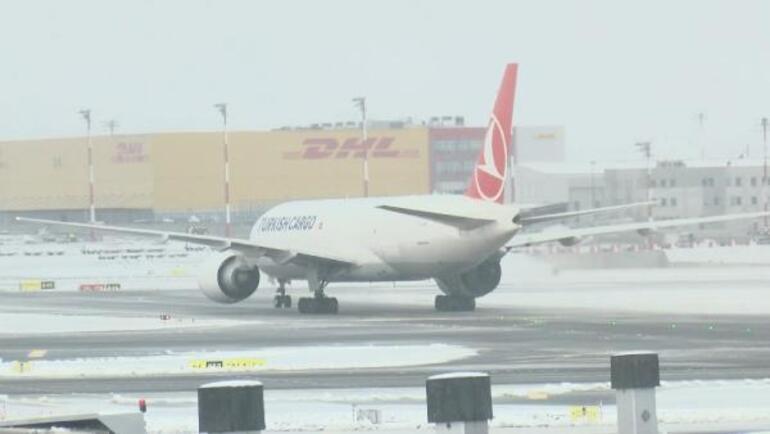 İstanbul Havalimanında karla mücadele: Uçuşlarda aksama yok