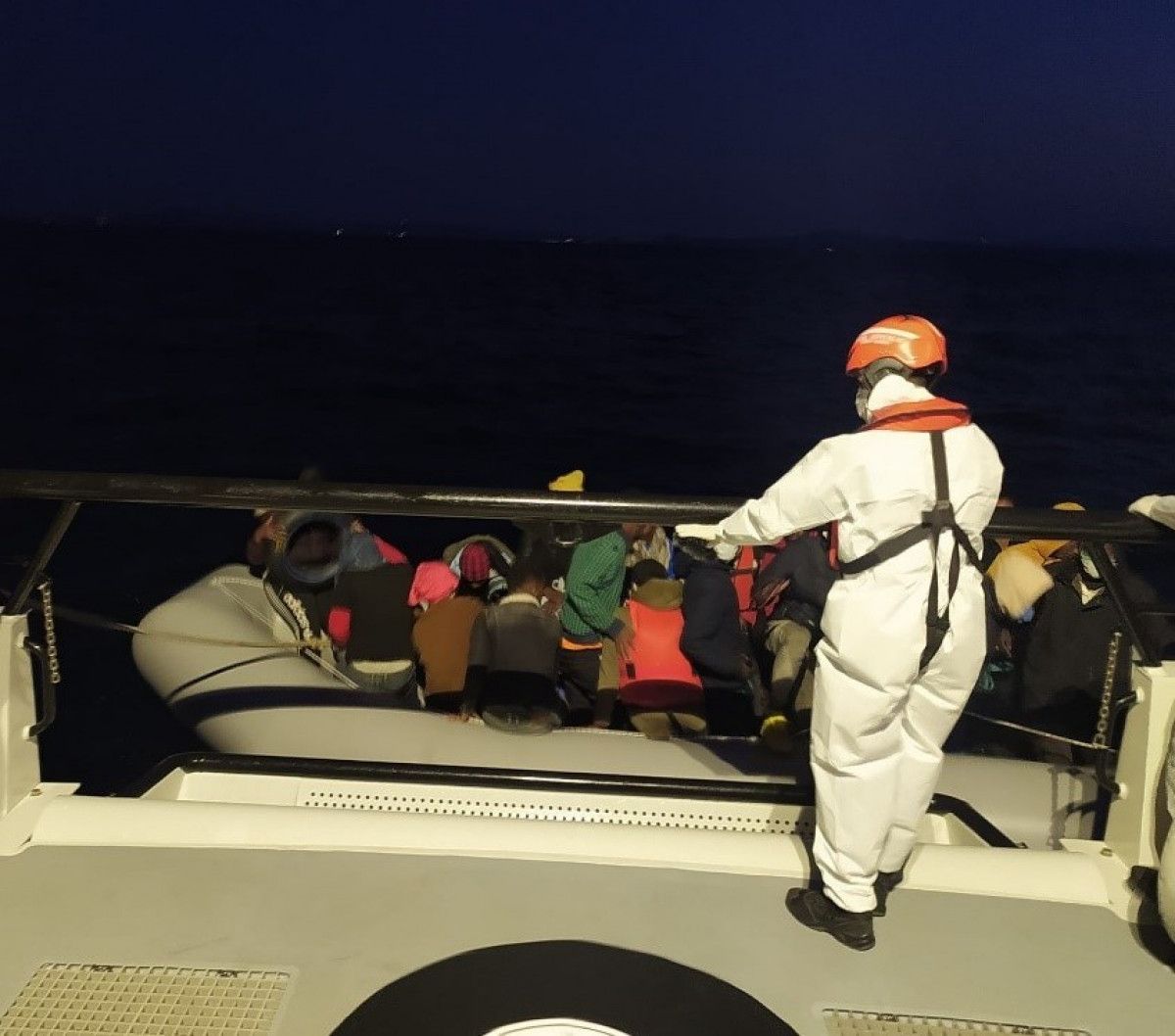 İzmir açıklarında 34 kaçak göçmen kurtarıldı #2