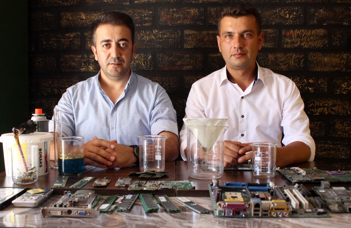 Antalya da iki arkadaş elektronik atıklardaki altınları ayrıştırıyor #2