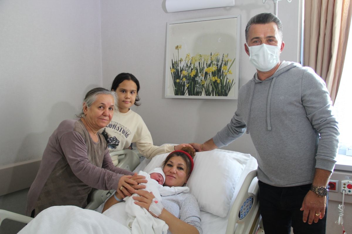 İzmir de trafikte doğum sancısı tutan kadını hastaneye polis yetiştirdi #1