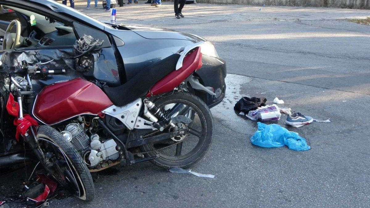 Antalya da feci kaza: Motosikletli havaya uçtu #3