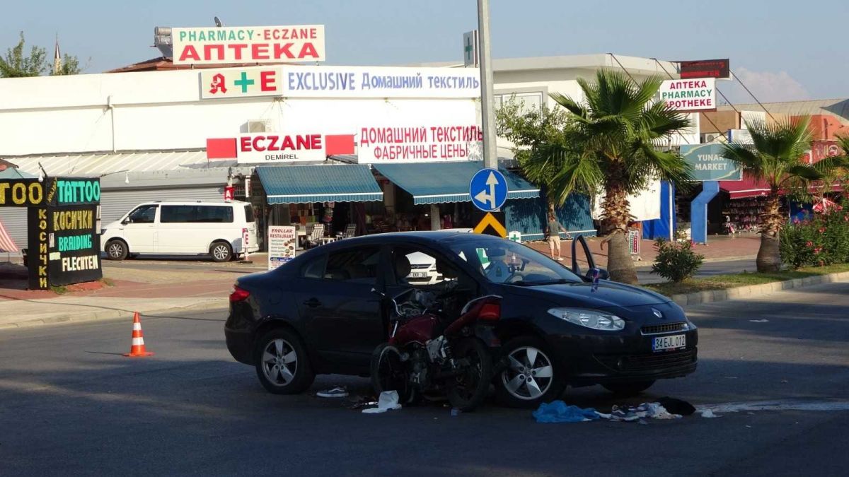 Antalya da feci kaza: Motosikletli havaya uçtu #5