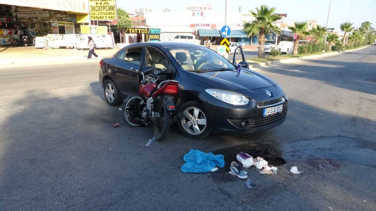 Antalya da feci kaza: Motosikletli havaya uçtu #9
