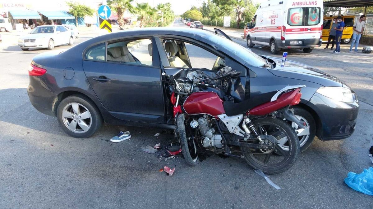 Antalya da feci kaza: Motosikletli havaya uçtu #4