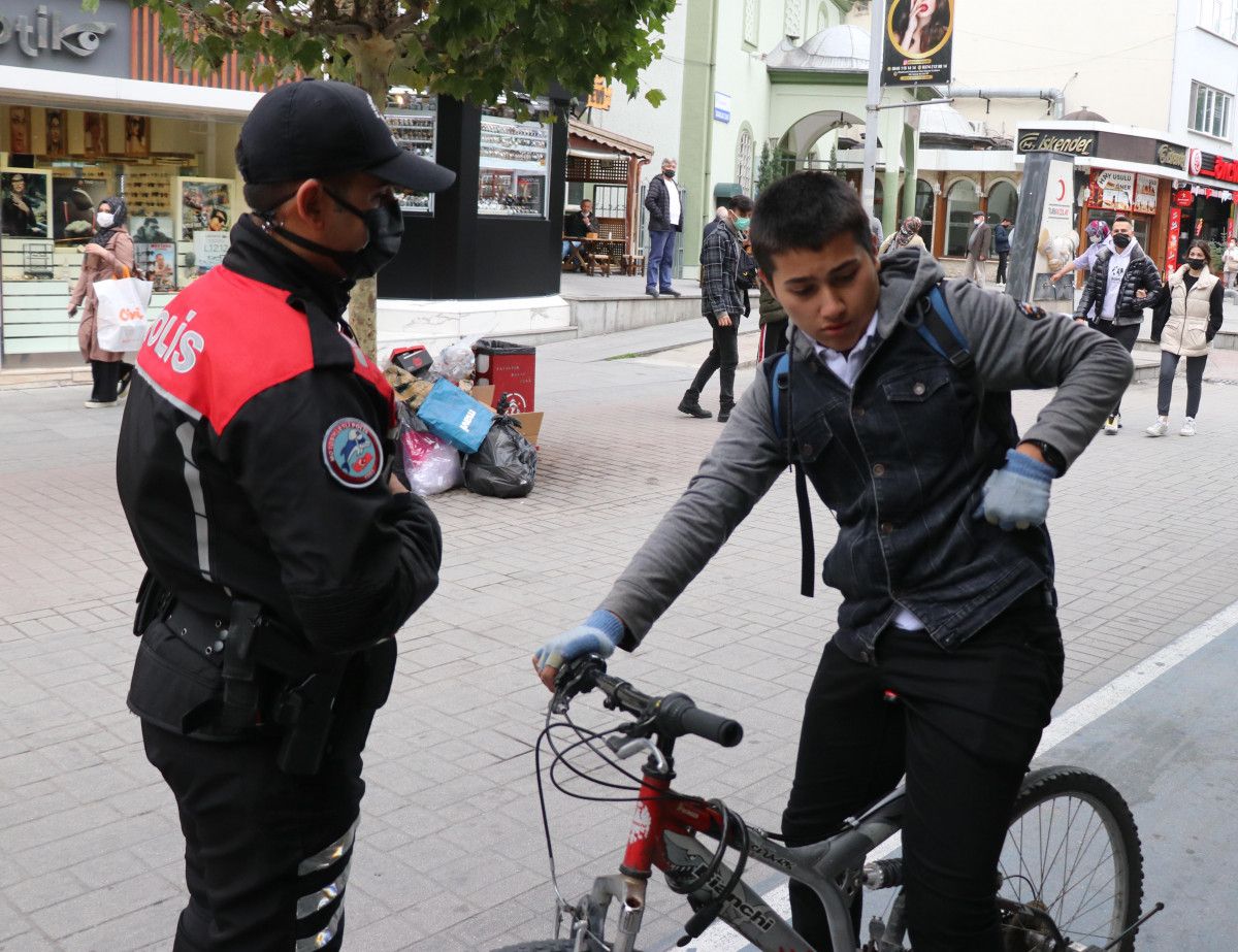 Bolu da bir kişi, polislere maskesiz yakalanınca yüzünü şapkayla kapattı #3