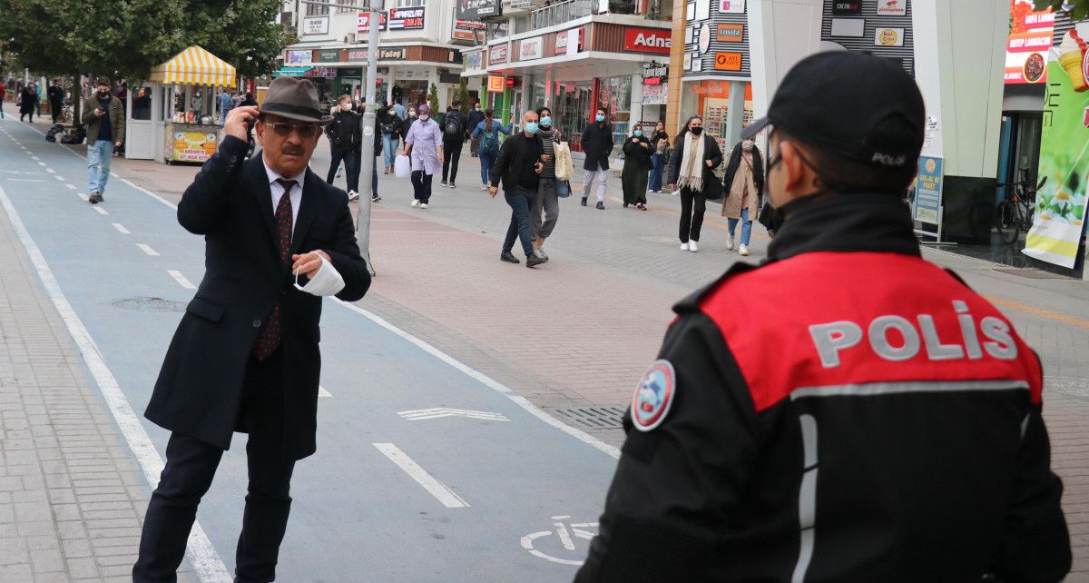 Bolu da bir kişi, polislere maskesiz yakalanınca yüzünü şapkayla kapattı #2