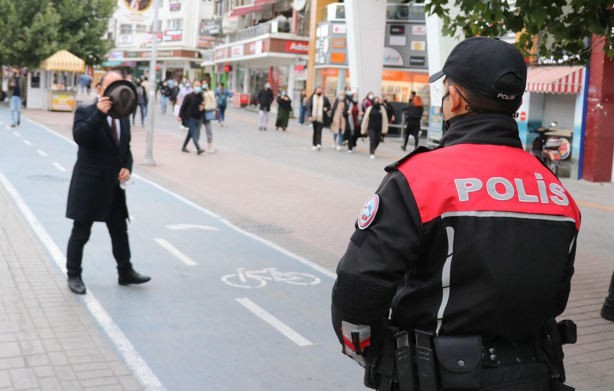 Bolu da bir kişi, polislere maskesiz yakalanınca yüzünü şapkayla kapattı #1