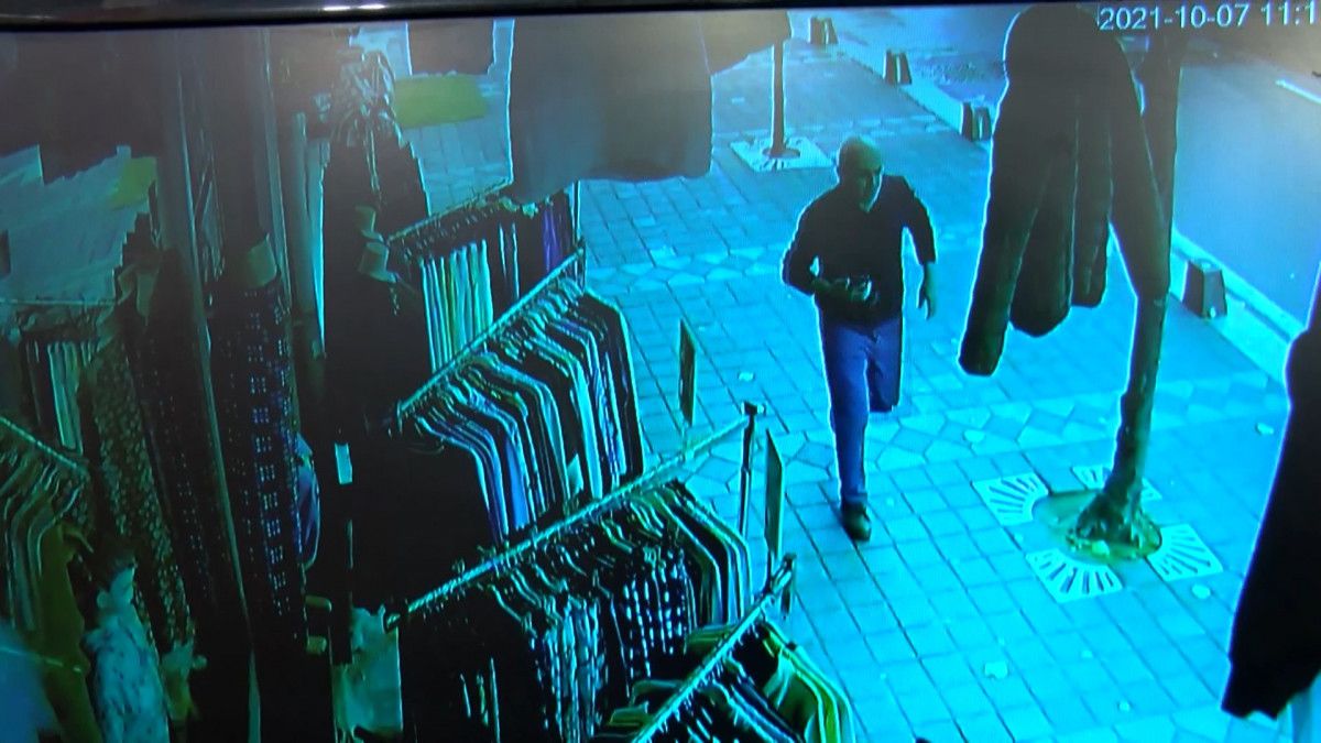 Sultangazi de giyim mağazasındaki organize hırsızlık kameralara yansıdı #3