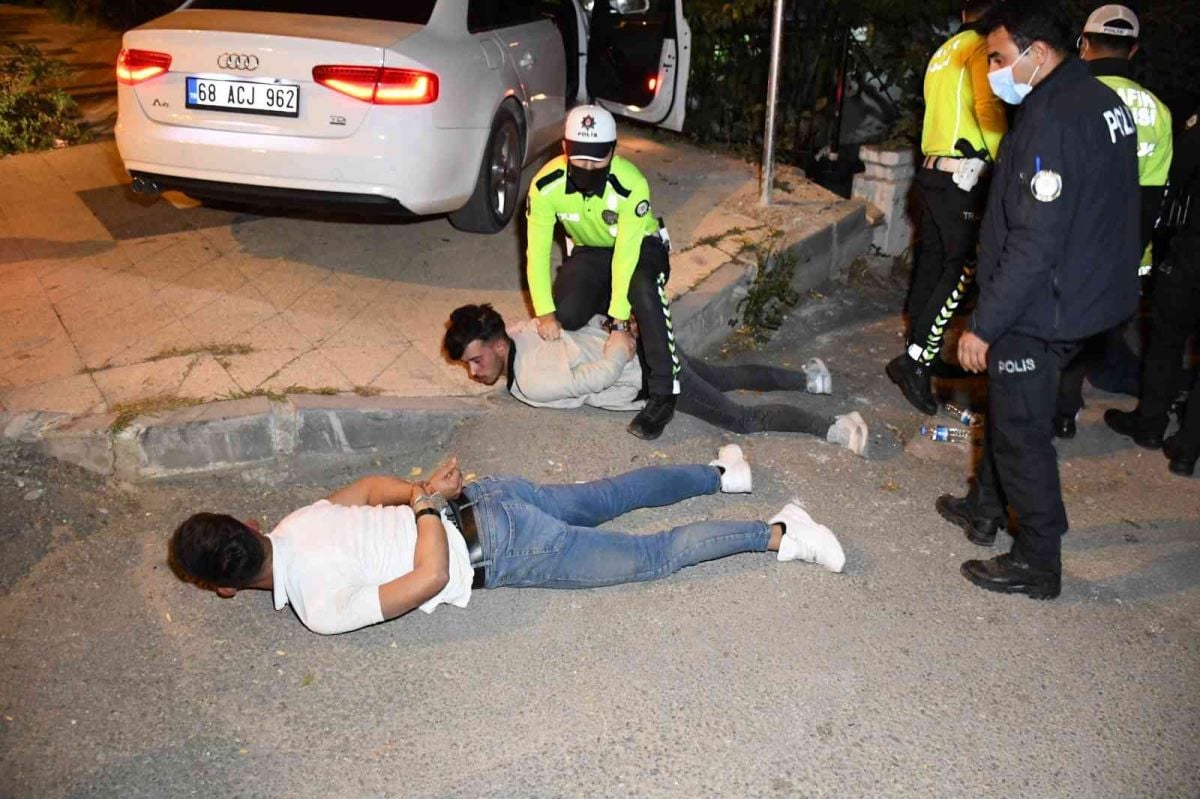 Aksaray da zorla yere yatırılan alkollü sürücü, yerden kalkmadı #2