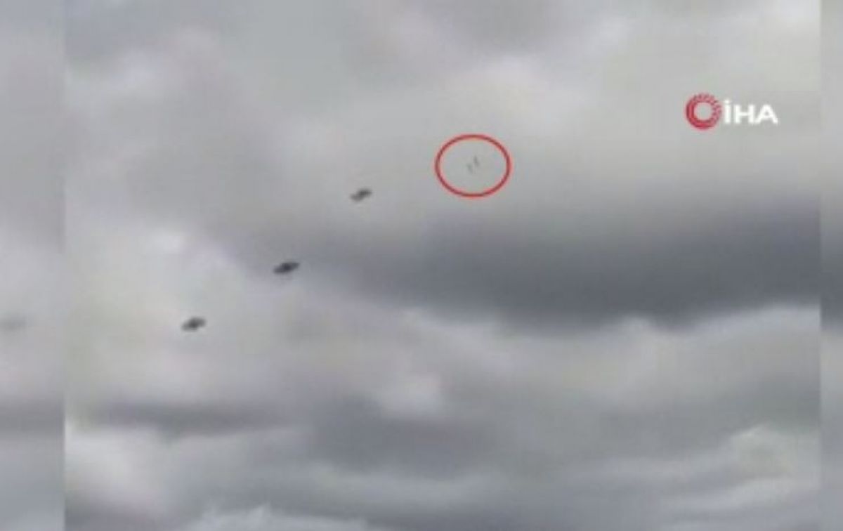 Kolombiya’da paraşütü açılmayan asker yere düştü #1