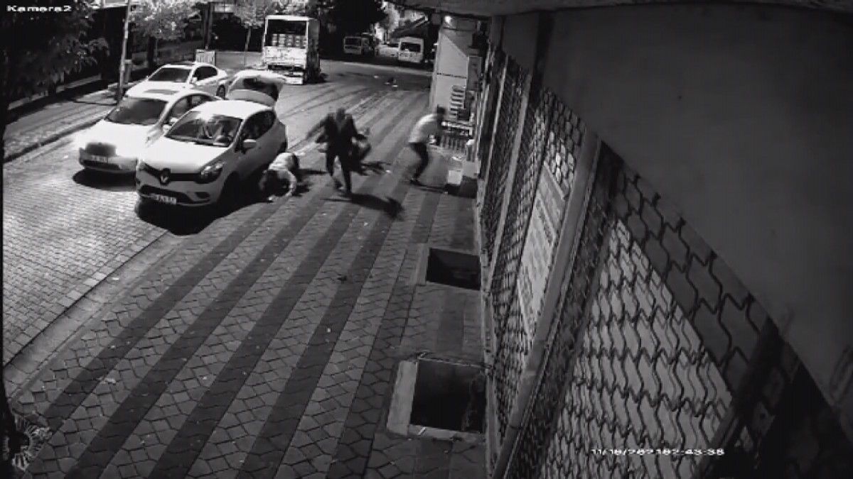 Sultangazi de 4 kişinin silahlı saldırıya uğrama anları kamerada #8