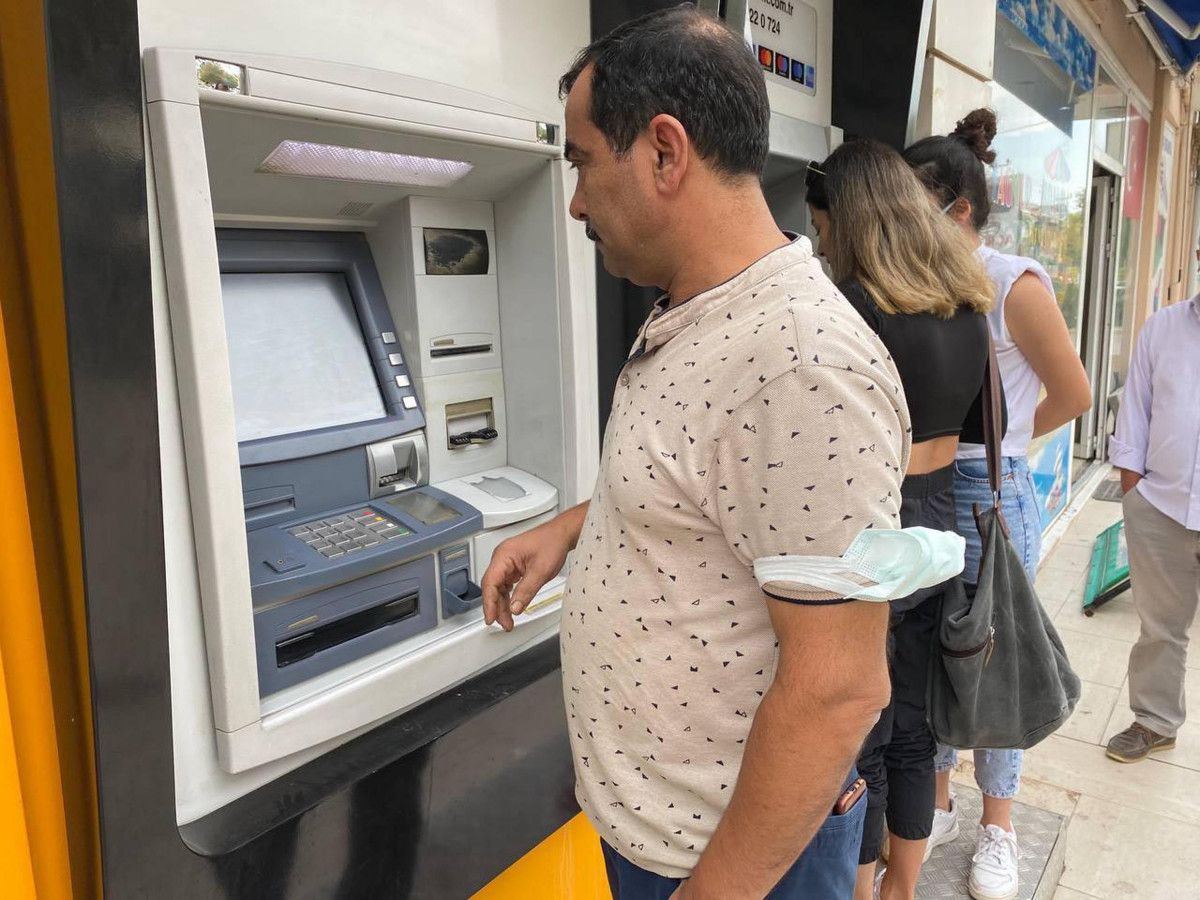 ATMde unutulan 10 bin TLyi bankaya teslim etti -3