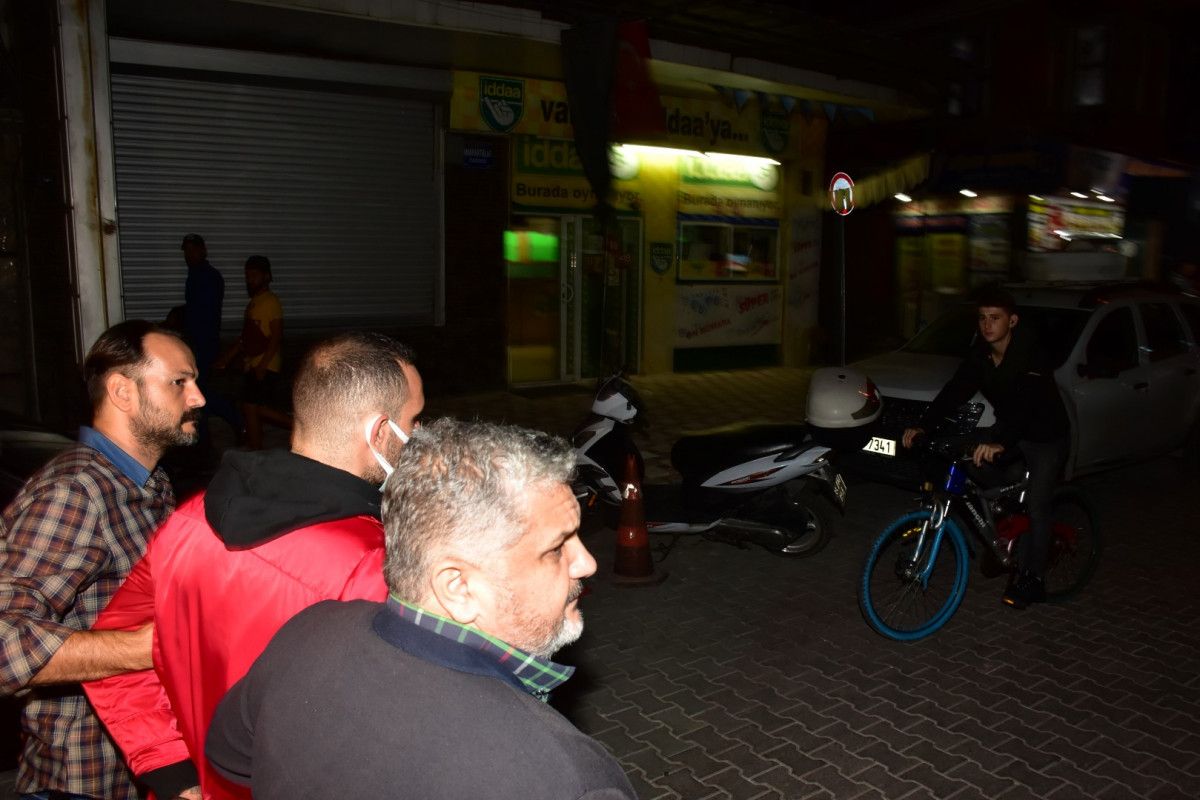 İzmir de sokakta karşılaştığı husumetlisini defalarca sırtından bıçakladı  #5