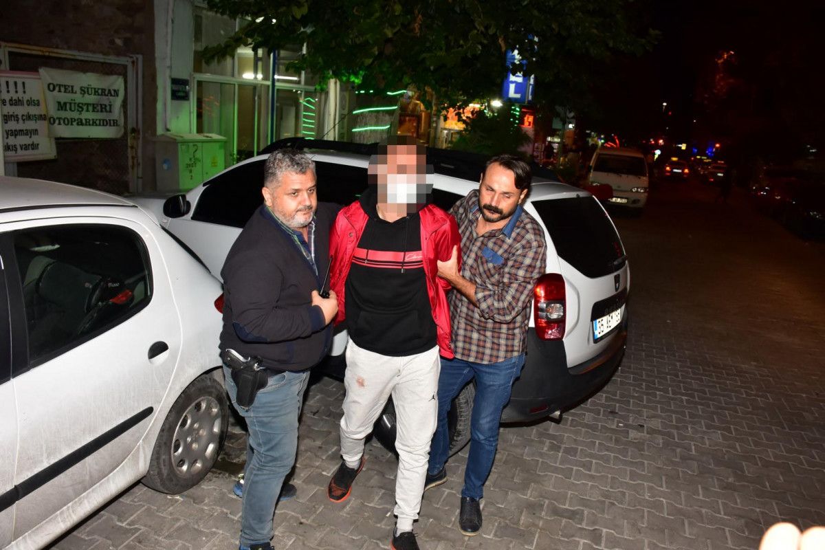 İzmir de sokakta karşılaştığı husumetlisini defalarca sırtından bıçakladı  #1