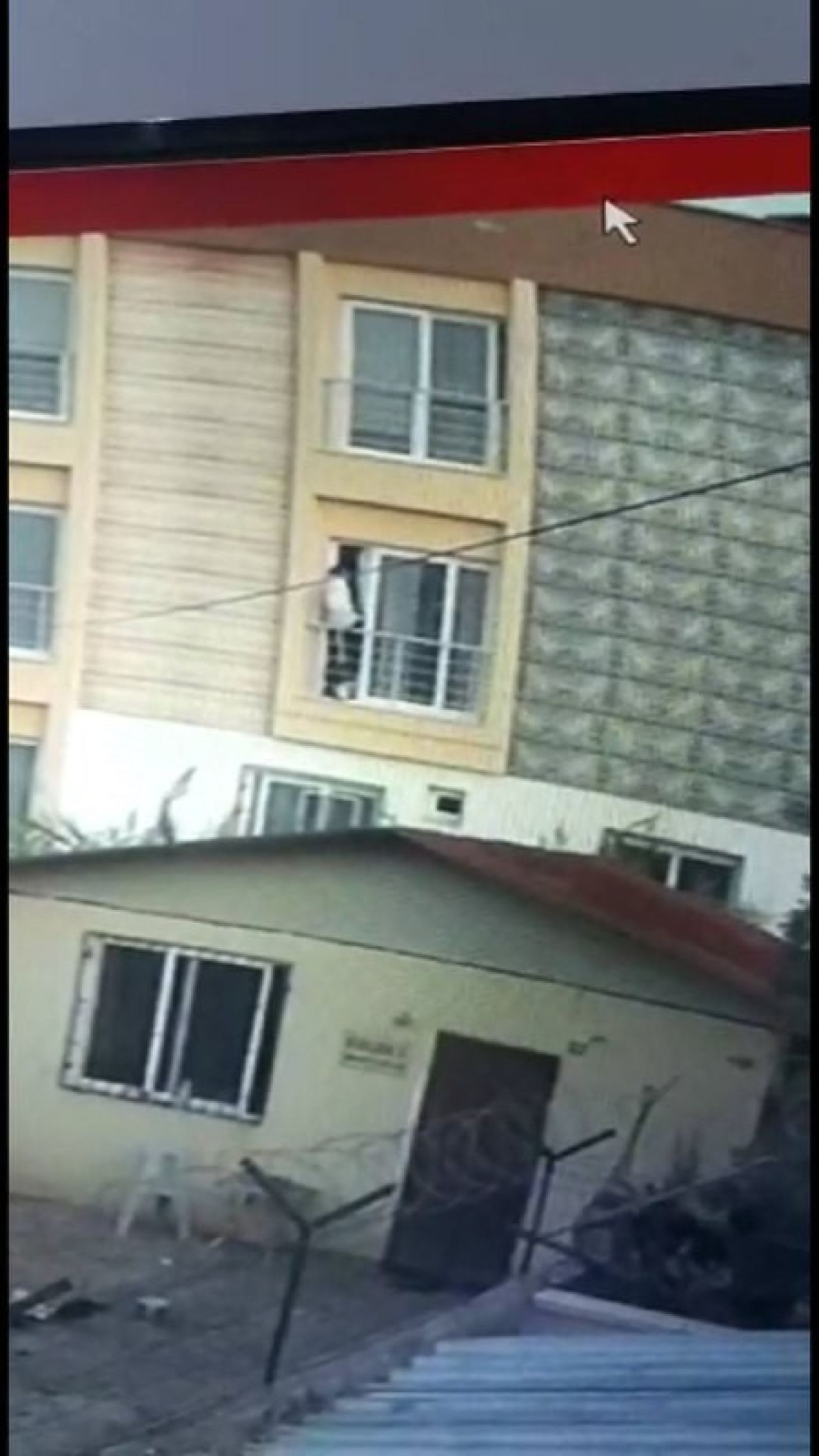 Mersin de ev sahibini gören hırsız, camdan atladı #2