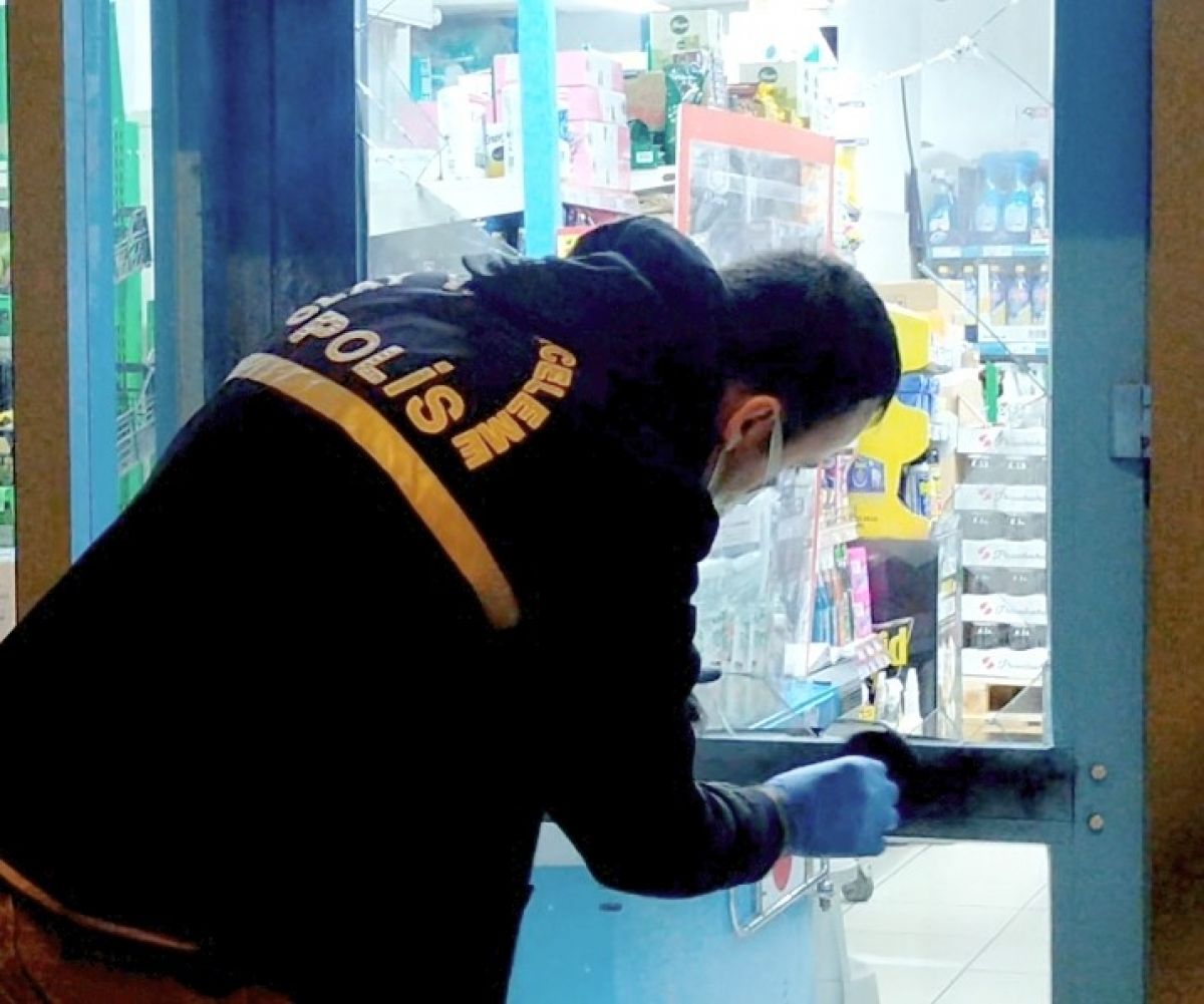 Edirne de markete kilitlenen hırsız, eliyle camı kırıp kaçtı #1