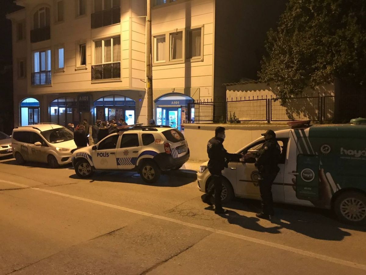 Edirne de markete kilitlenen hırsız, eliyle camı kırıp kaçtı #4