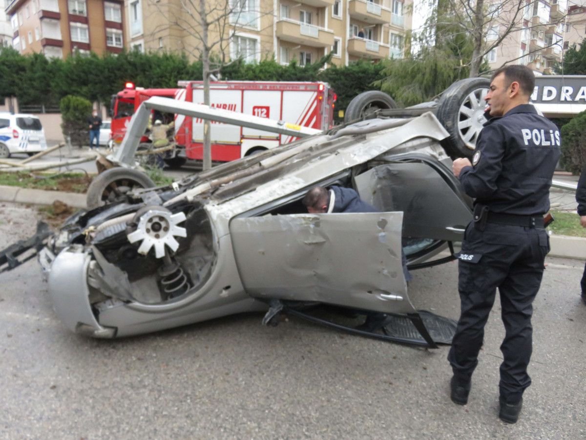 Ümraniye de polis memuru idaresindeki araç takla attı #8