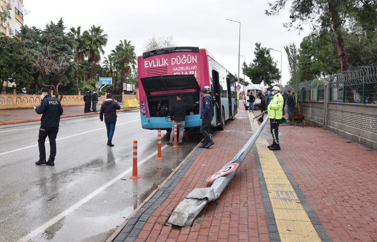 Antalya da özel halk otobüsü 9 araca çarptı #5