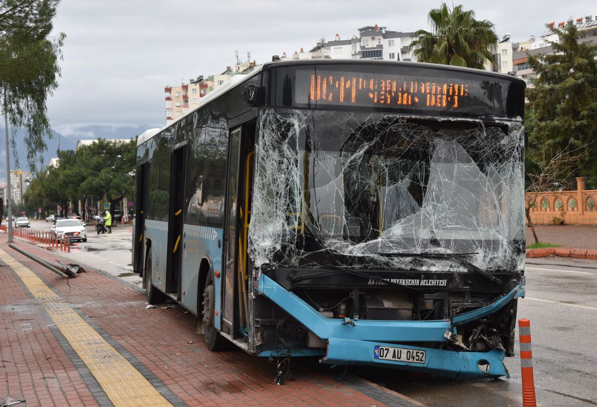 Antalya da özel halk otobüsü 9 araca çarptı #1