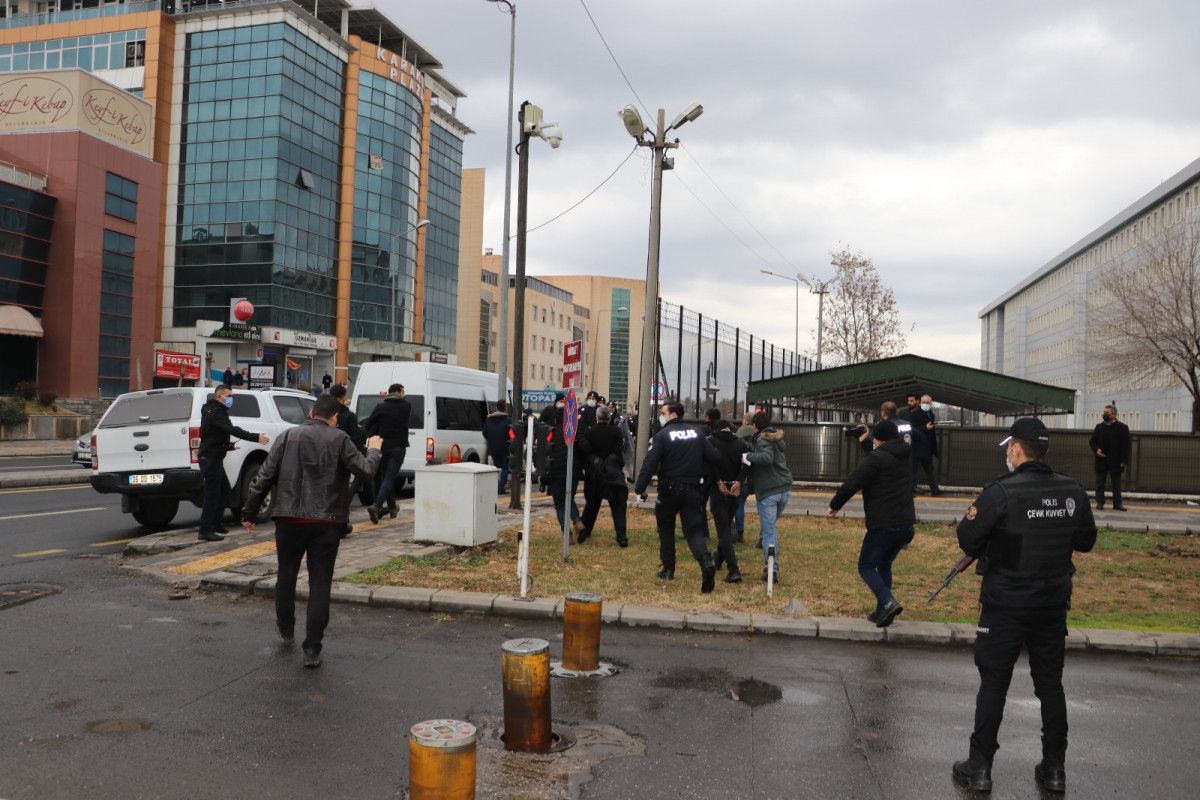 Diyarbakır da adliye önündeki silahlı kavga #7