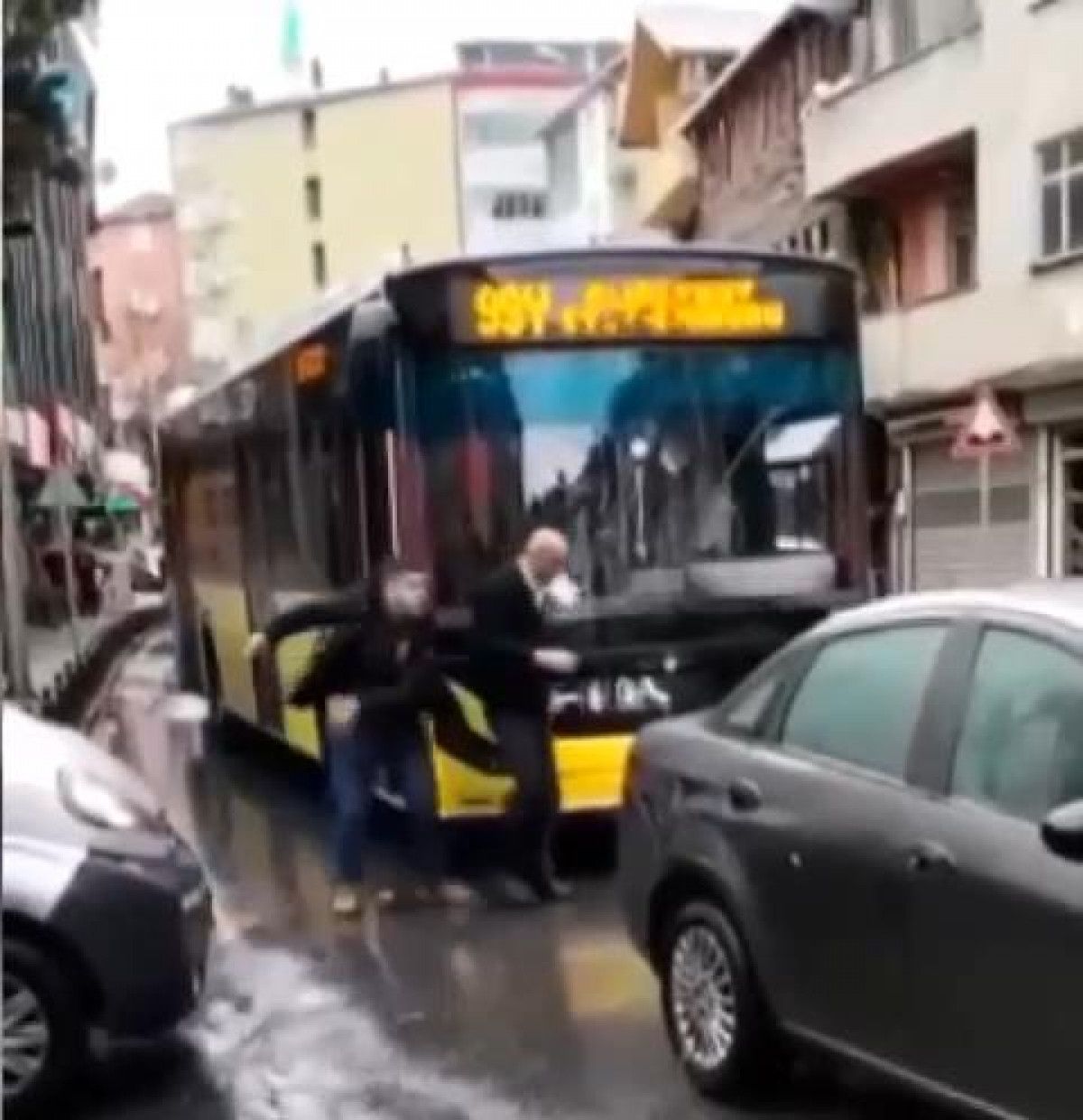 İstanbul da şehir magandası silah çektiği İETT şoförünü darbetti #4