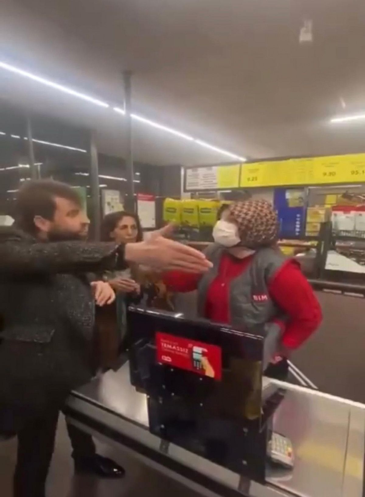 İstanbul da bir zincir markette kasiyer ile müşteri arasında maske kavgası #1