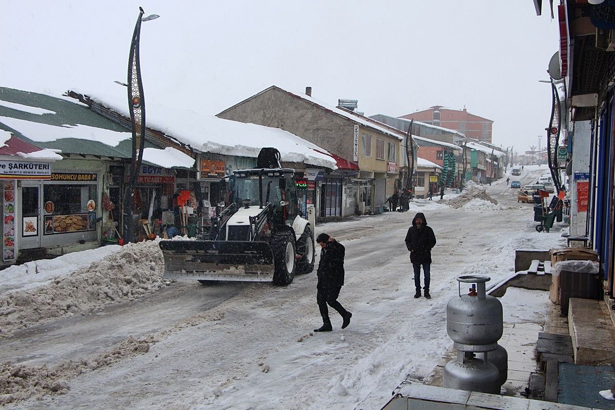 Karlıova da kar, kamyonlarla ilçe dışına taşınıyor #9