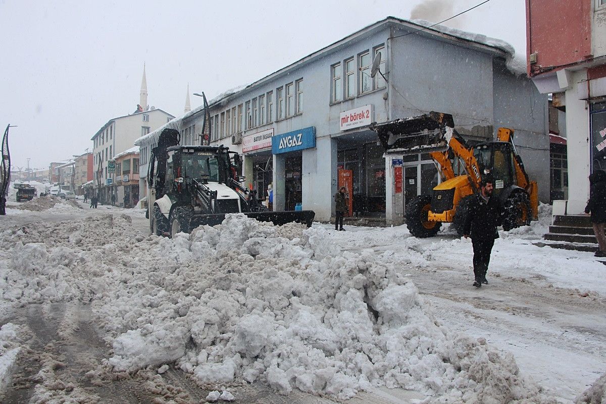 Karlıova da kar, kamyonlarla ilçe dışına taşınıyor #4