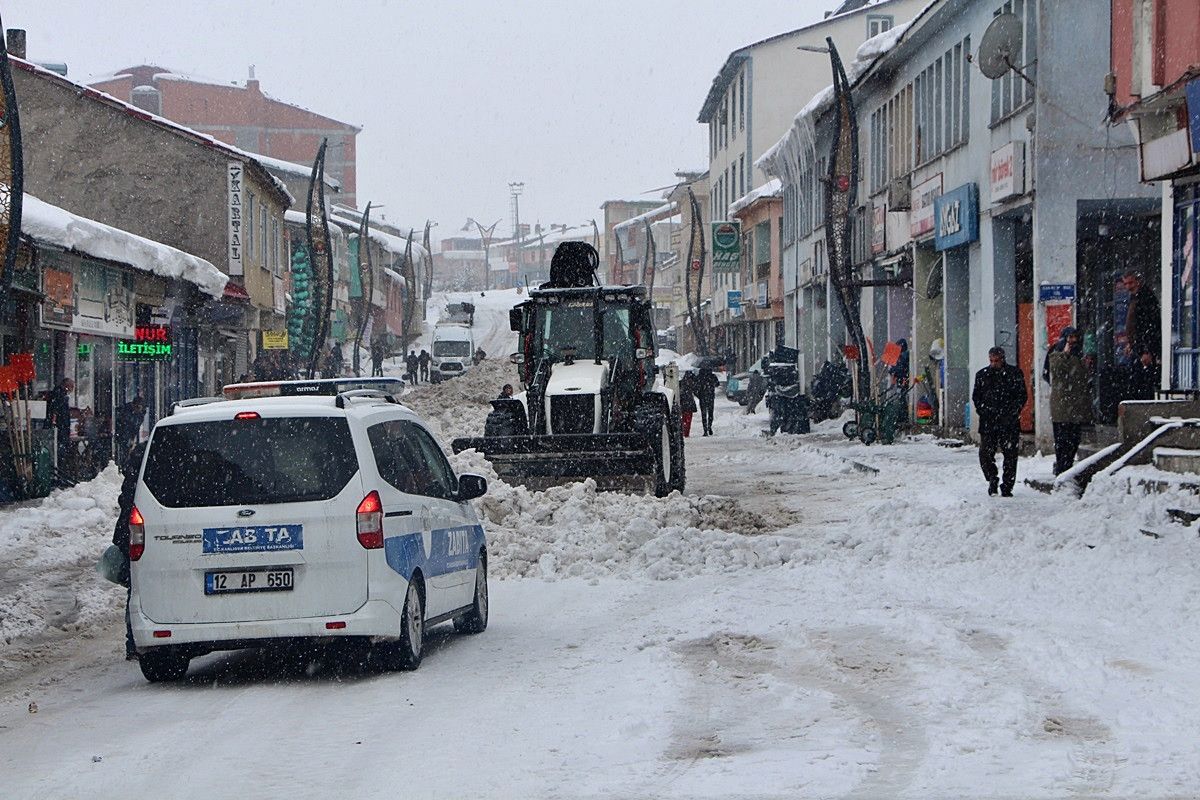Karlıova da kar, kamyonlarla ilçe dışına taşınıyor #5