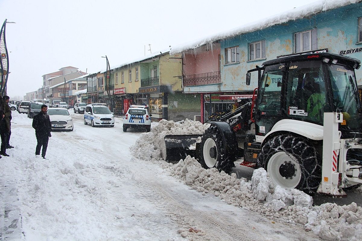 Karlıova da kar, kamyonlarla ilçe dışına taşınıyor #8