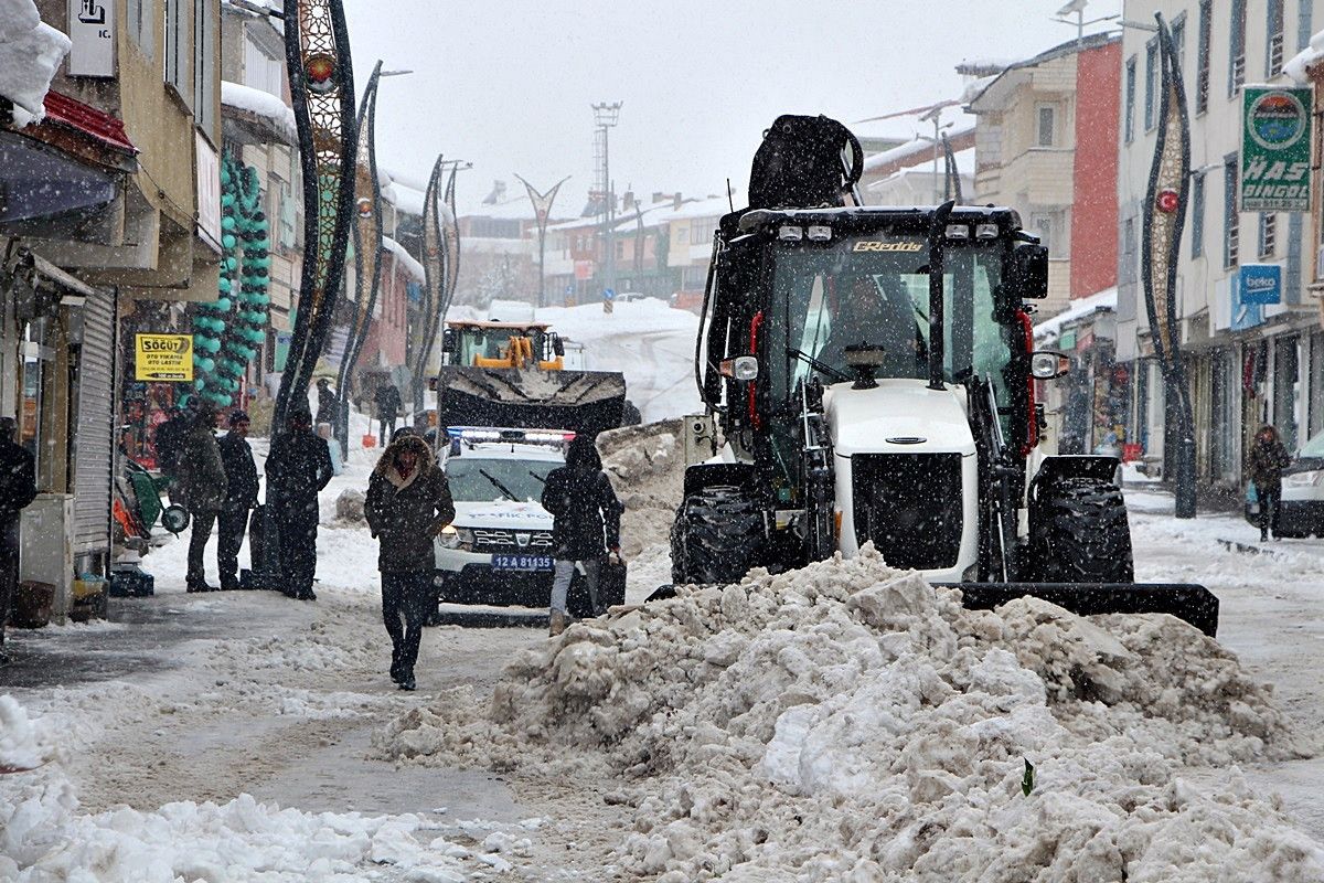 Karlıova da kar, kamyonlarla ilçe dışına taşınıyor #2