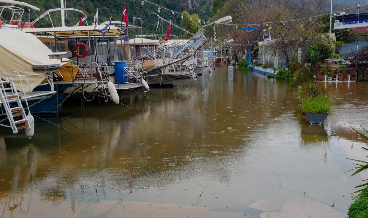 Muğla Ortaca da aşırı yağışta su kanalı 1,5 metre yükseldi #2