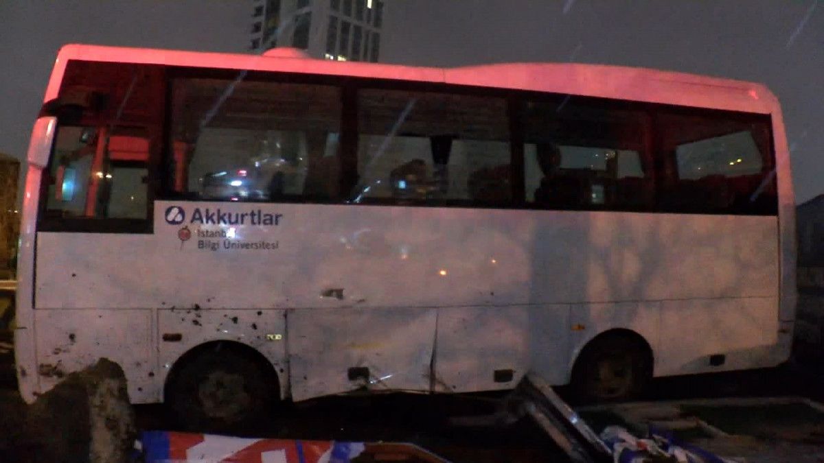 Beşiktaş ta kazanın etkisiyle camdan fırlayan sürücü, aracının altında kaldı #5