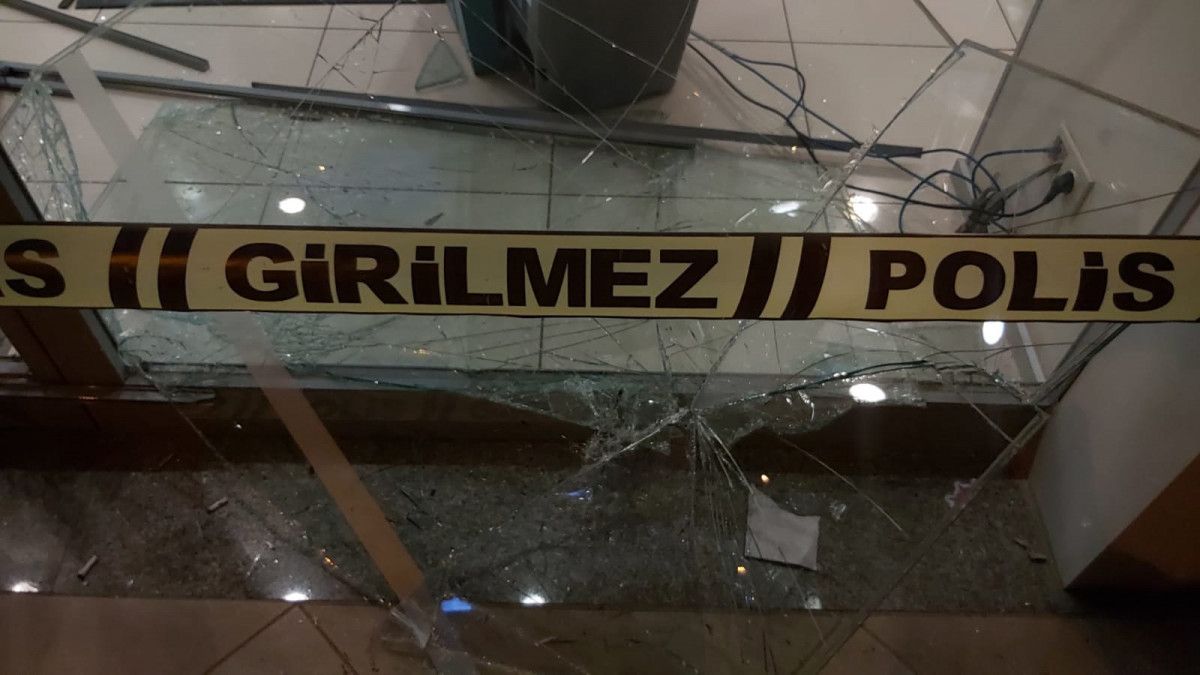 Antalya da çöp kovasıyla banka camlarını kırdı #6