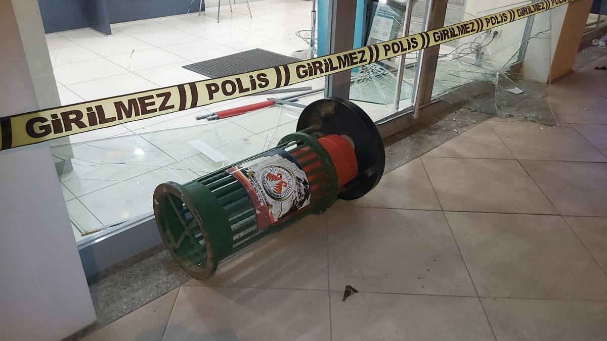 Antalya da çöp kovasıyla banka camlarını kırdı #2