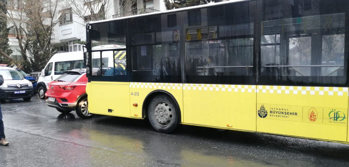 Bakırköy de İETT otobüsü, otomobile çarptıktan sonra sürükledi #2