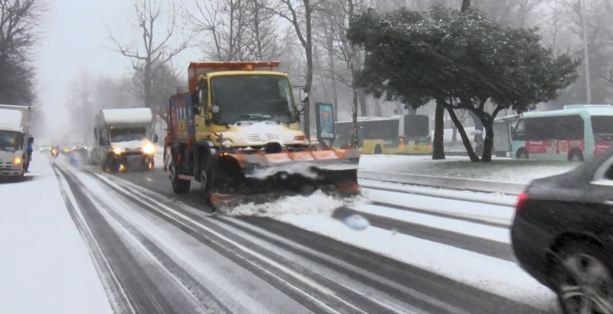 Beşiktaş ta hızlanan kar, sürücülere zor anlar yaşattı #5