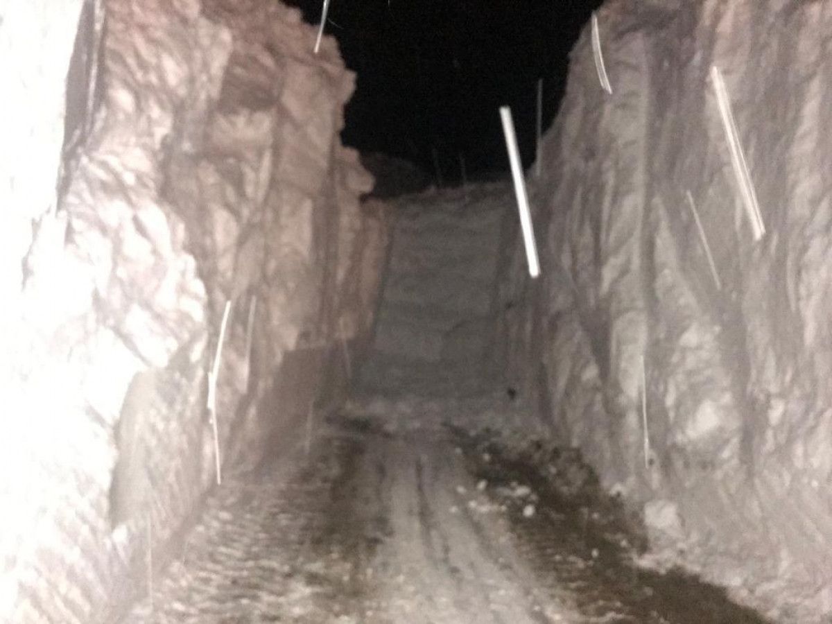 Ağrı da kar kütlesinin içerisinden açılan tünelle ulaşım sağlandı #4