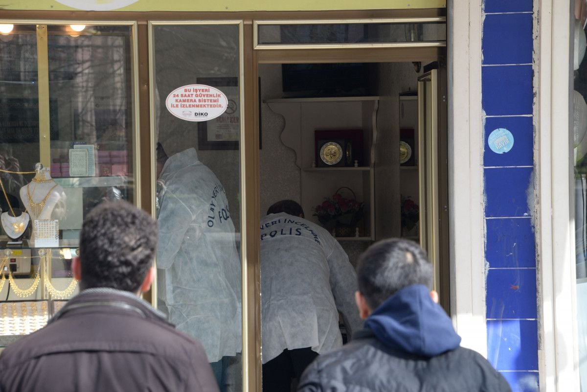 Diyarbakır da müşteri gibi girdiği kuyumcudan bilezikleri çaldı #10
