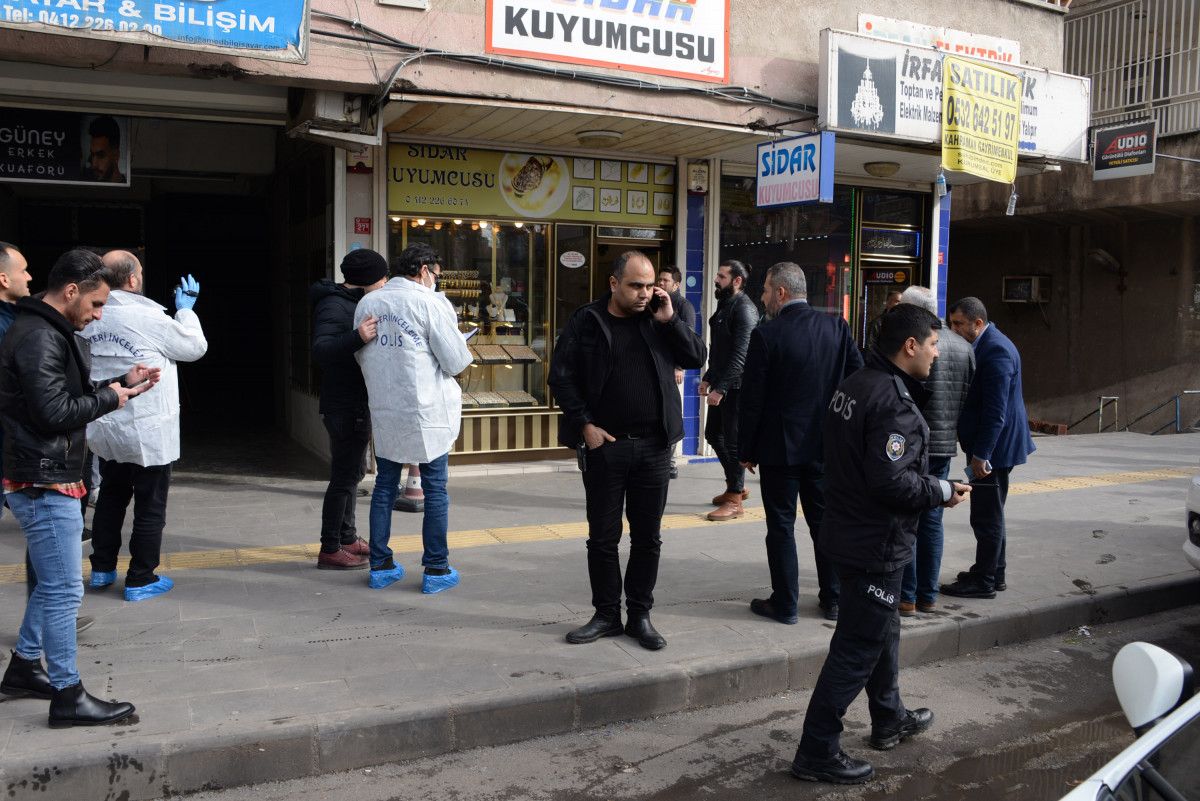 Diyarbakır da müşteri gibi girdiği kuyumcudan bilezikleri çaldı #9